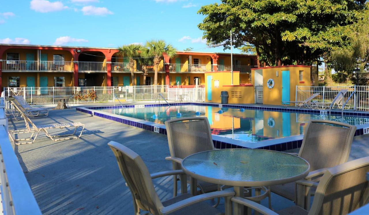 Howard Johnson By Wyndham Lake Front Park Kissimmee Buitenkant foto